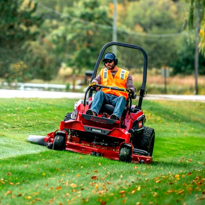 LANDSCAPE LABOR - PROFESIONAL LABOR FUNCIONES Las funciones de un labor y/o profesional labor en landscape (trabajador en paisajismo) implican tareas relacionadas con la creación, mantenimiento y mejora de espacios exteriores, como jardines, parques, áreas públicas y privadas. A continuación, se presentan algunas funciones comunes que un labor y /o Profesional Labor en landscape desempeña: Creación de paisajes: • Preparar el terreno • Plantar árboles, arbustos, césped y otras plantas • Colocar sistemas de riego Mantenimiento de áreas verdes Realizar tareas y mantenimiento de jardinería para mantener los paisajes en excelentes condiciones : • Poda • corte de césped • fertilización • control de malezas, entre otros. Construcción de estructuras exteriores • Construir y/o instalar elementos como caminos, terrazas, muros de contención, pérgolas, estanques, fuentes, entre otros. Uso de maquinaria y herramientas Herramientas de mano: • Pala: Para cavar, mover tierra y plantar. • Rastrillo: Para nivelar el suelo, limpiar hojas y esparcir material. • Azadón: Para cavar y romper terrones de tierra. • Tijeras de podar: Para podar arbustos, plantas y flores. • Podadora manual: Para cortar césped y arbustos pequeños. • Tijeras de seto: Para dar forma a los setos y arbustos. • Tijeras de injertar: Para realizar injertos en árboles y plantas. • Guantes de jardinería: Para proteger las manos durante el trabajo. Maquinaria de jardín: • Cortadora de césped: Para cortar y mantener el césped en diferentes alturas. • Desbrozadora: Para eliminar malezas y vegetación no deseada. • Sopladora de hojas: Para limpiar hojas y escombros del césped y áreas pavimentadas. • Sistemas de riego: Para regar de manera eficiente y automática las áreas verdes. • Aspersores: Para regar áreas grandes de césped y jardines. • Mangueras de jardín: Para riego manual y lavado de áreas específicas. • Cortadora de césped a motor: Para cortar grandes superficies de césped de manera eficiente. Es importante tener en cuenta que estas funciones pueden variar según el tamaño y el tipo de empresa y proyectos (residenciales, industriales y/o desarrollo urbano)